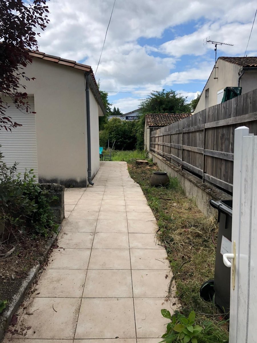 Allée et terrain nettoyés après intervention à Cognac
